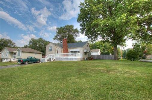 2nd image of 908 NE Maple Dr