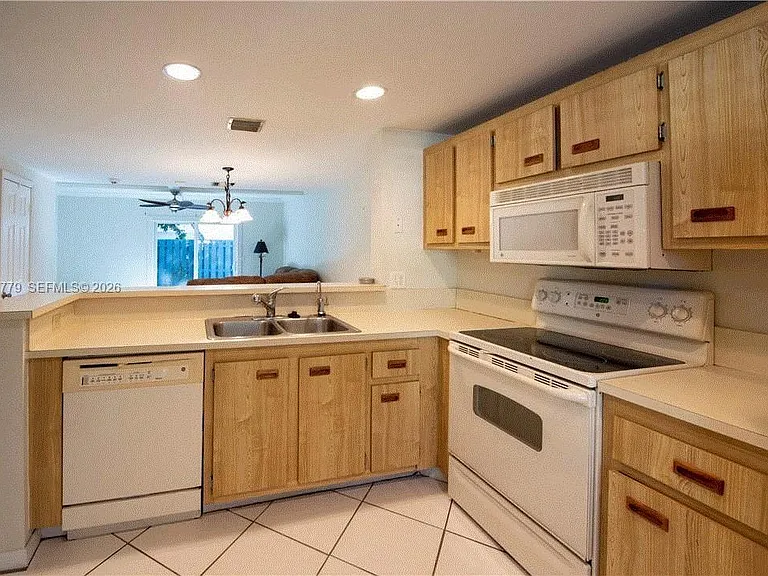 81 SW 3rd St #81 — Photo 10