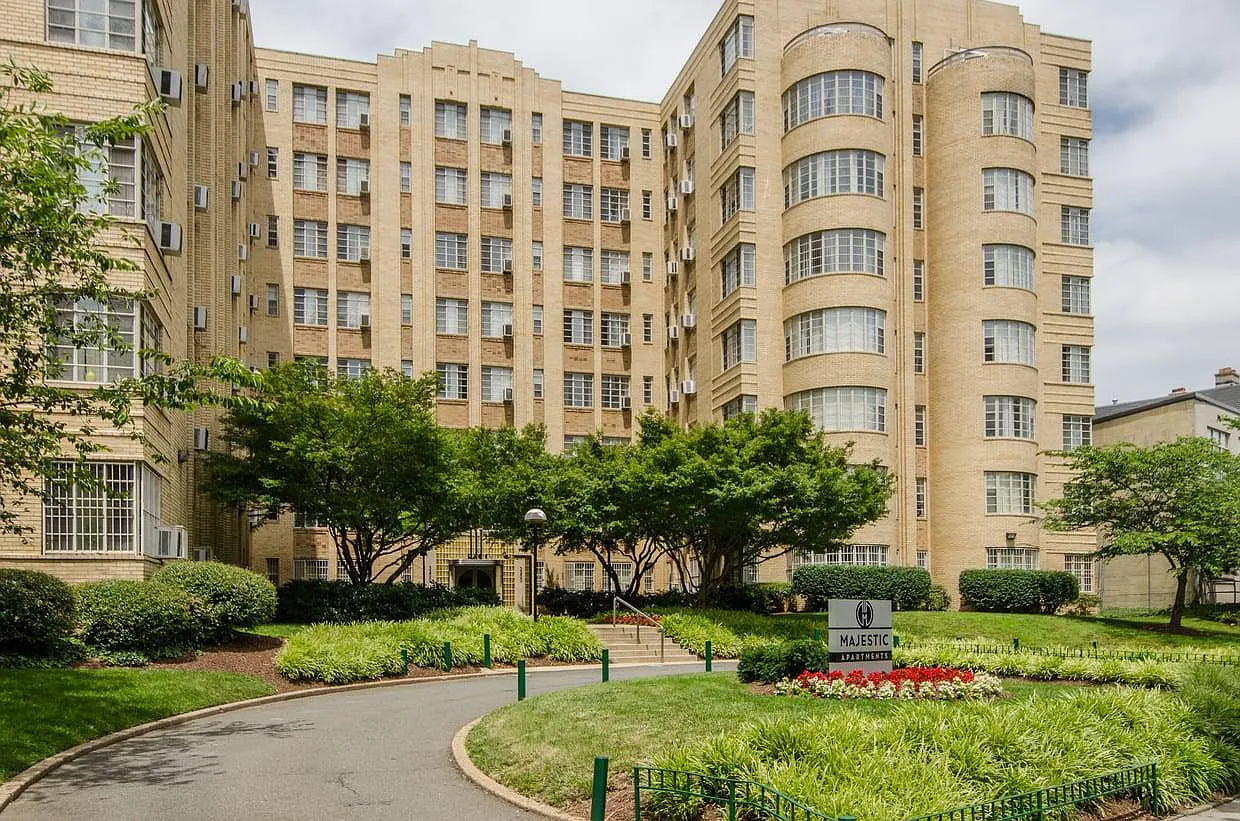 Majestic Apartments — Photo 1