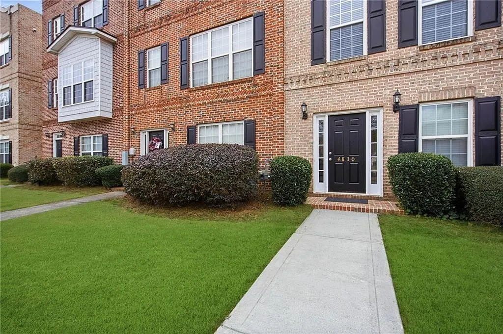 3 bed, 3.0 bath, 2376 sqft, $2,200 — Photo 2