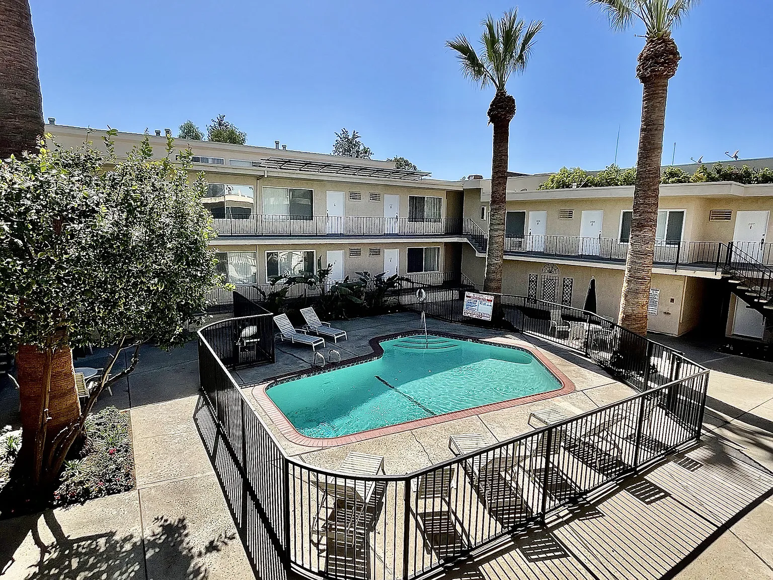 Encino Town & Country — Photo 3