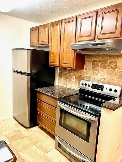 1 bed, 1.0 bath, 678 sqft, $1,200 — Photo 2