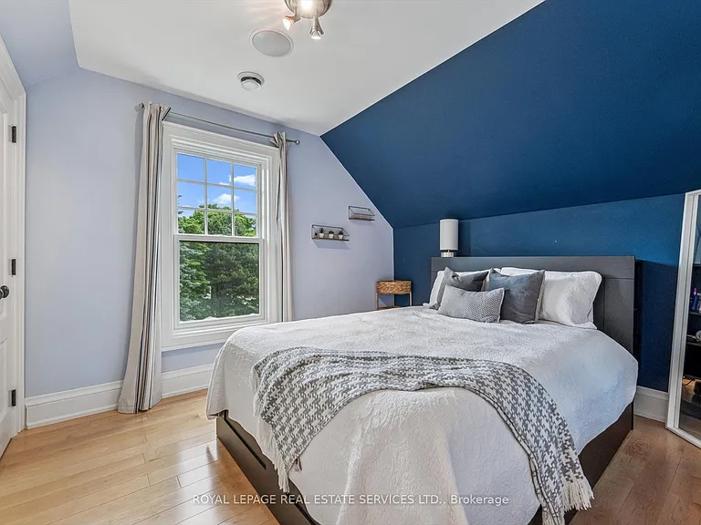 335 Lakeshore Rd W — Photo 35