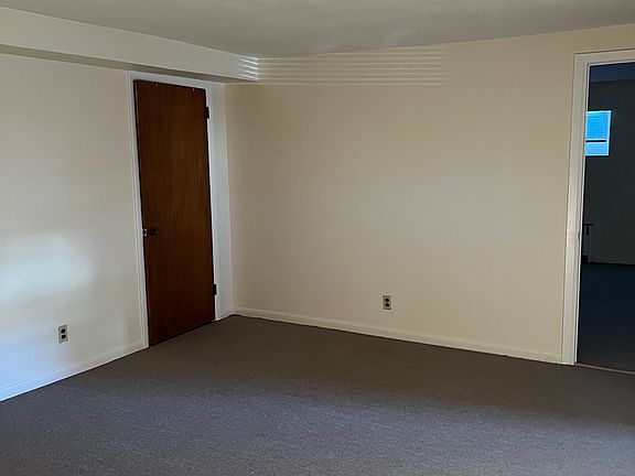 4th image of 313 Rich Ave #1