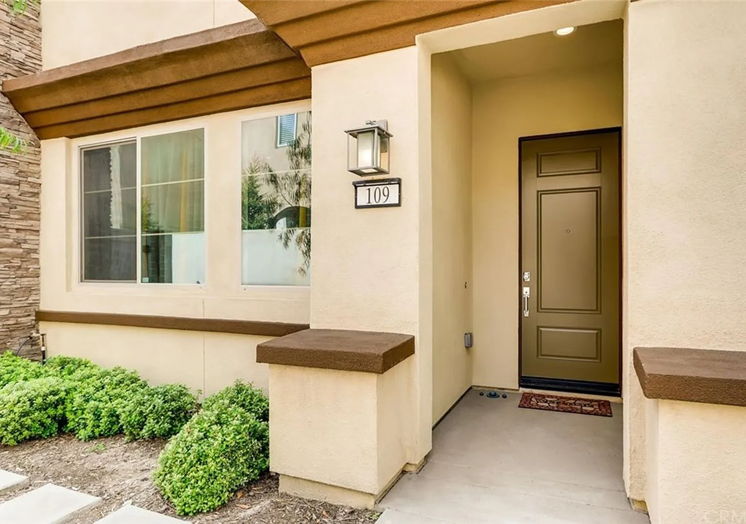 Stunning Tri Level Home in Great Park Community — Photo 2