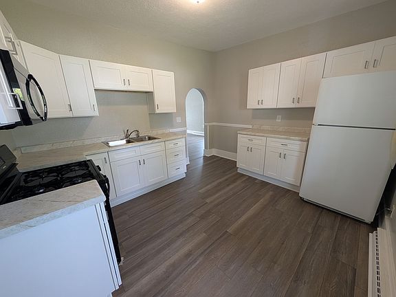 4th image of 208 Crescent St
