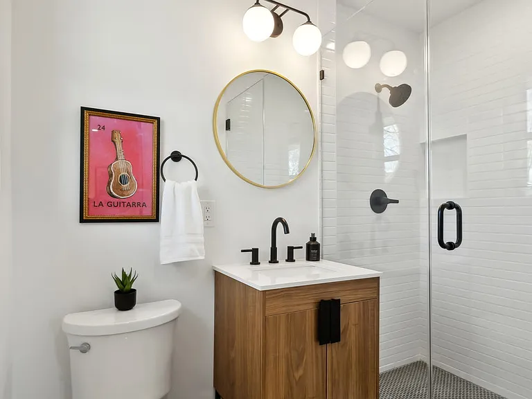 816 Victoria Dr — Photo 8