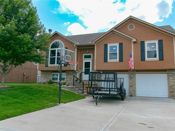 1903 Blackfoot Ct, Greenwood, MO 64034