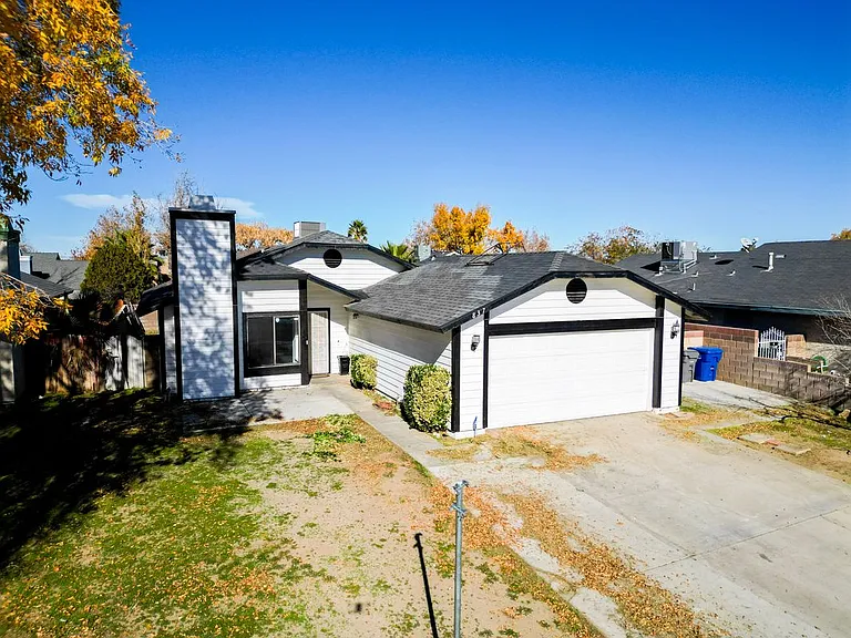 837 Sunrise Ct — Photo 2