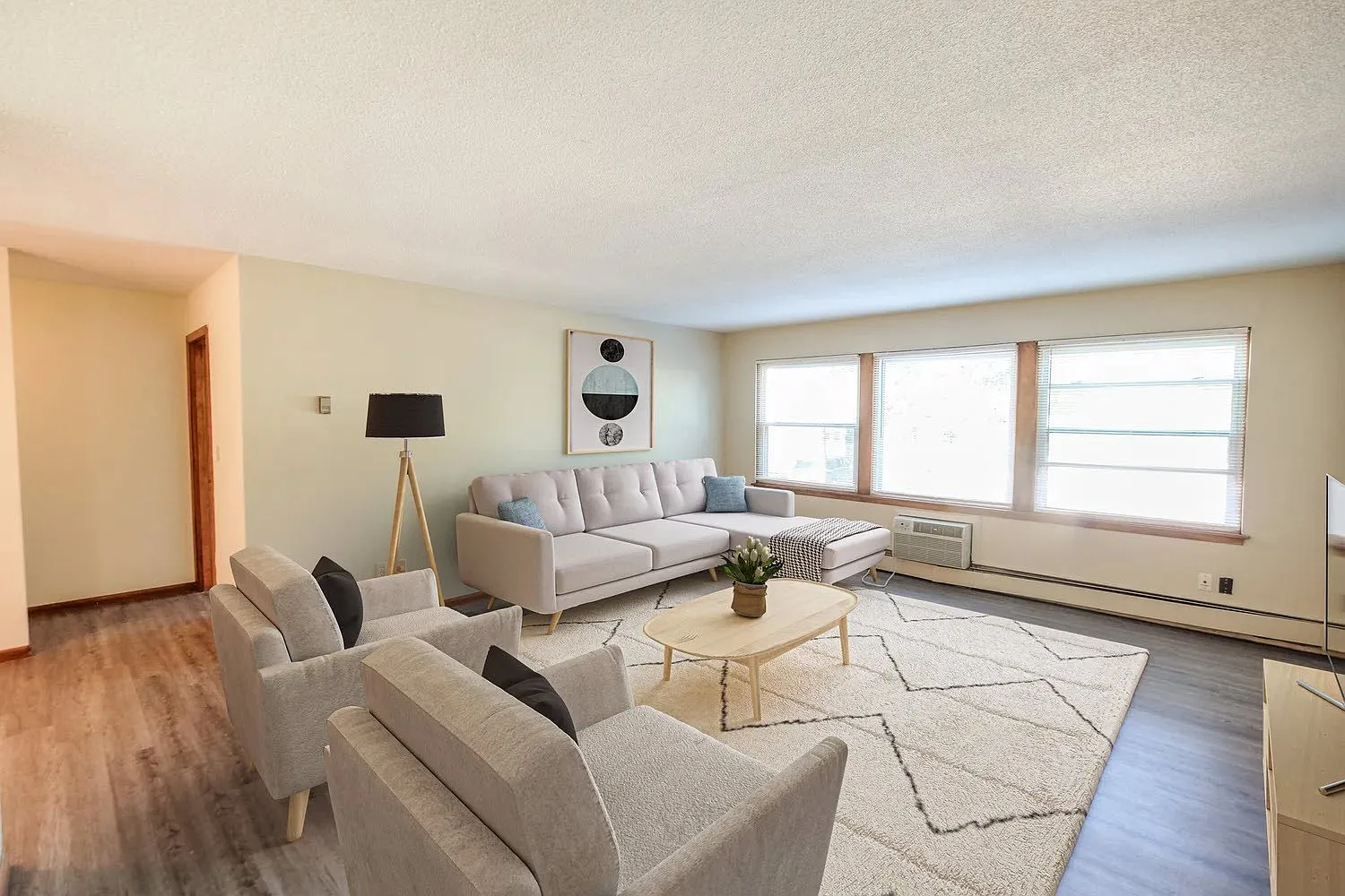 Bryant Ave Apartments | 2550 — Photo 3
