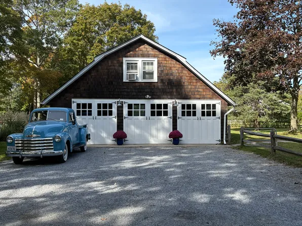 92 Ponquogue Ave, Hampton Bays, NY 11946