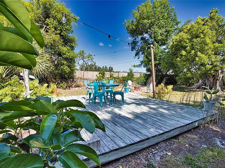 650 Edwards St — Photo 47