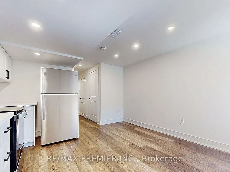 208 McRoberts Ave W #LOWER — Photo 7