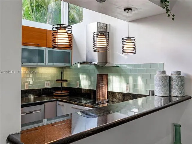 4 bed, 3.0 bath, 2075 sqft, $8,000 — Photo 4