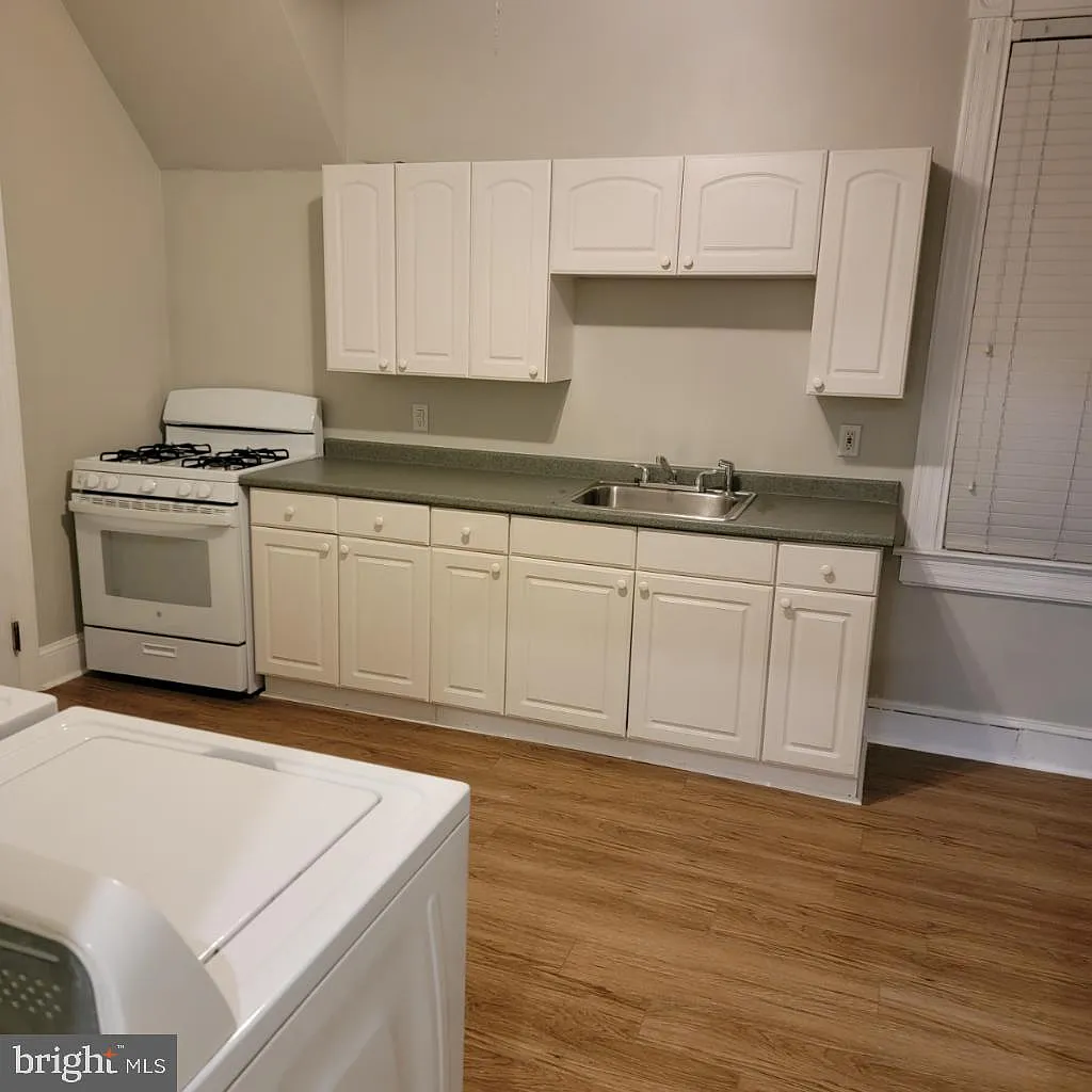 2 bed, 1.0 bath, 800 sqft, $2,000 — Photo 2