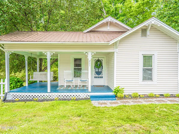 211 E Moore Street, Robbins, NC 27325