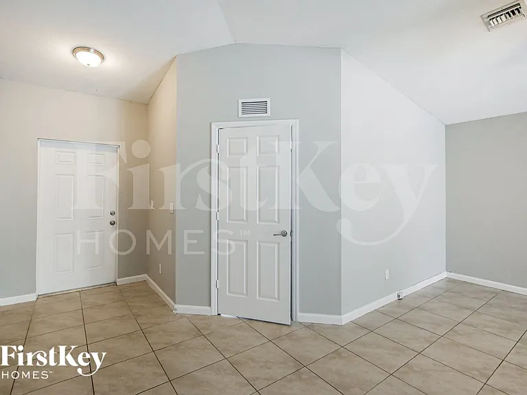 1351 SW Amboy Ave — Photo 2