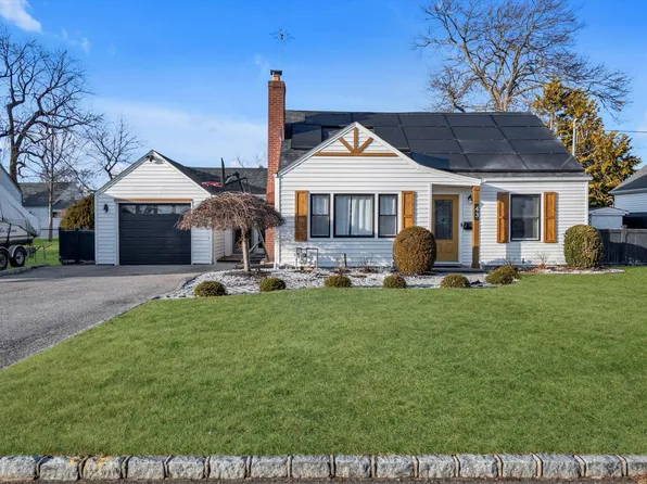 43 Foster Boulevard, North Babylon, NY 11702