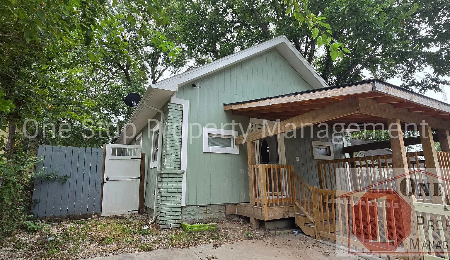 Beautiful 3 Bedroom 2 Bathroom in KCMO! — Photo 1