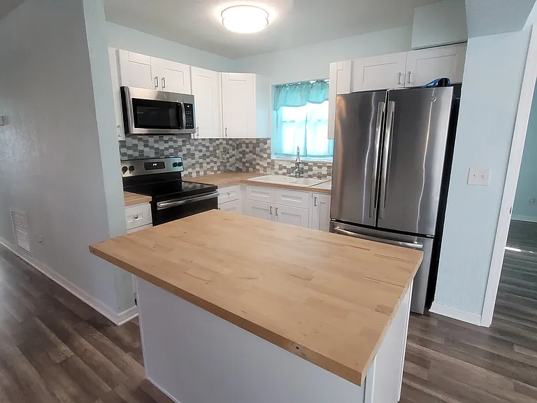 513 Hollyhock Ln — Photo 2