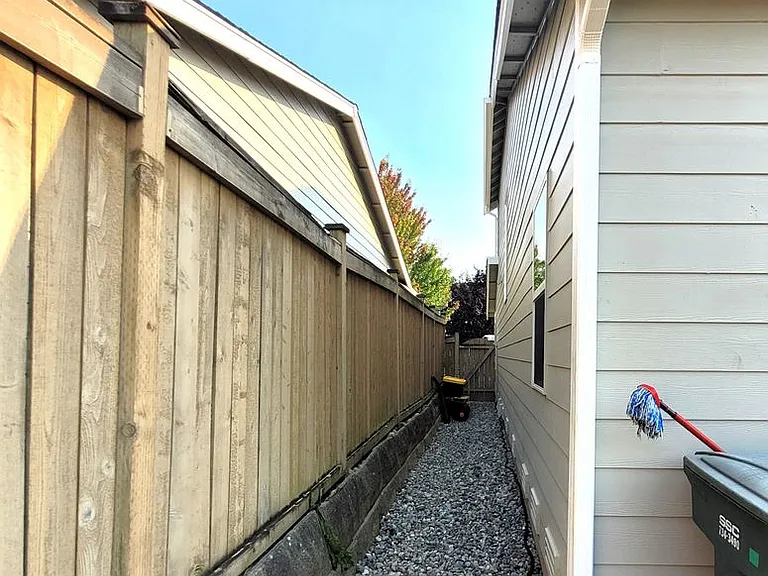 410 Holland Ave — Photo 34