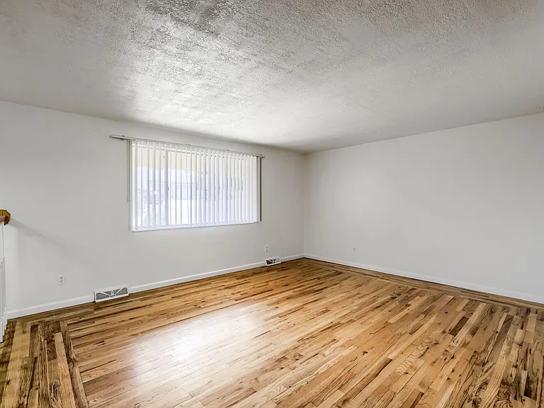 301 Moss St — Photo 4
