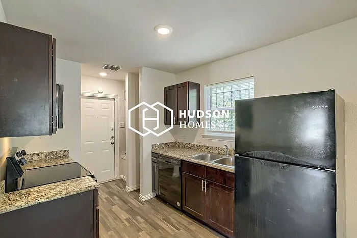 3 bed, 2.0 bath, 909 sqft, $935 — Photo 4