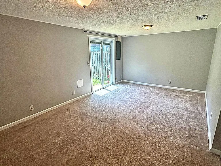 715 Acorn Ct — Photo 3