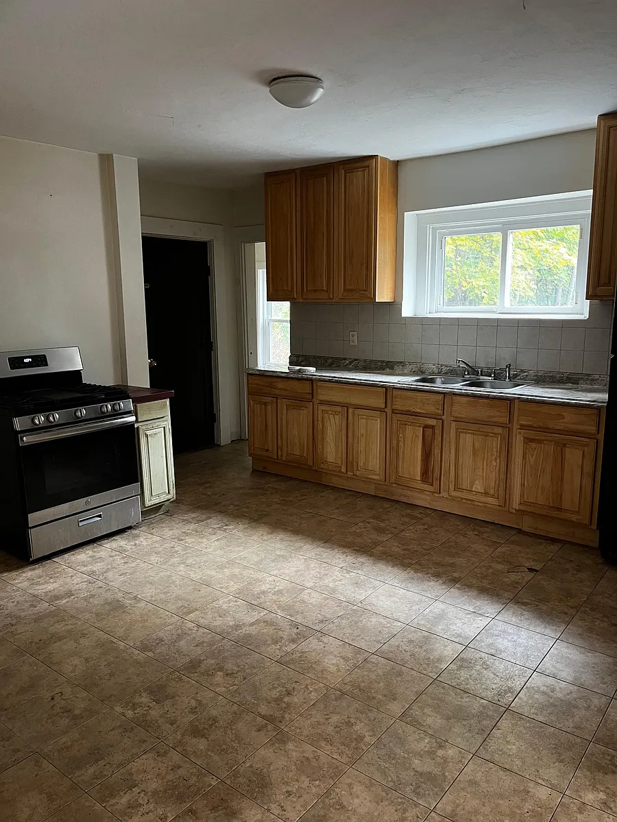 Spacious Kitchen - 12 Coachlace St #1