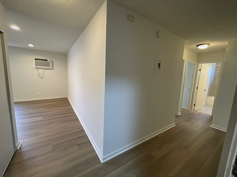 7424 Haskell Ave — Photo 15