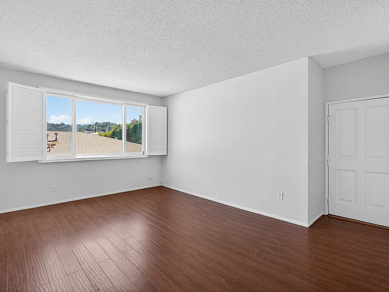 Woodman Ave Apartments — Photo 44
