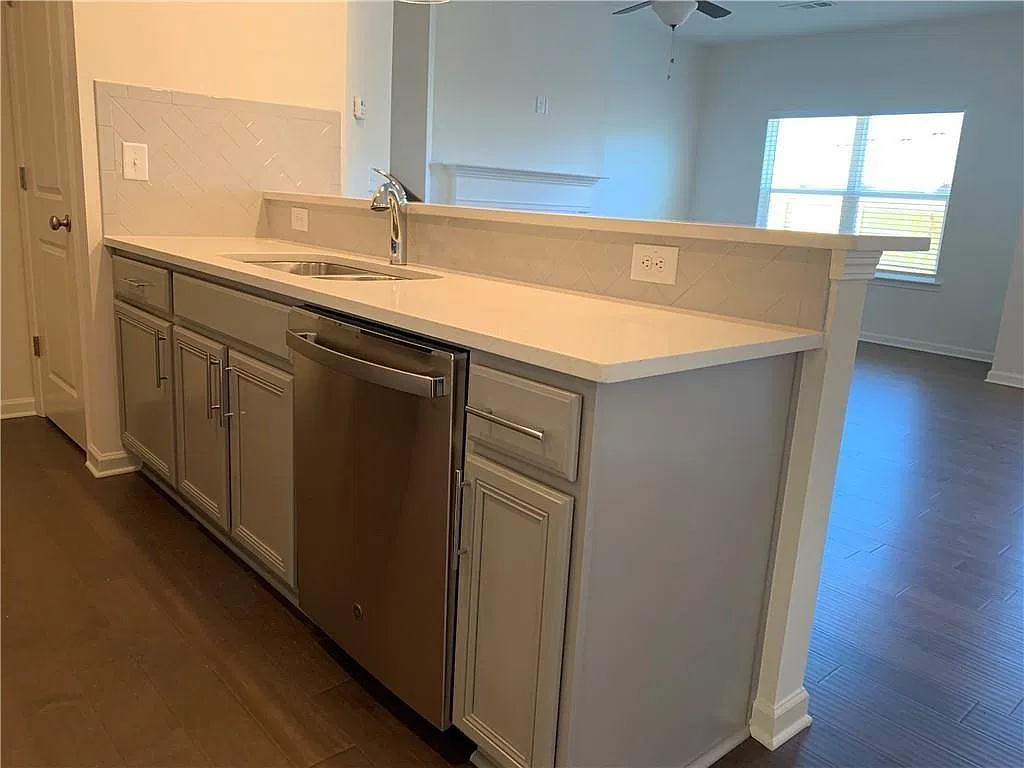 3 bed, 2.5 bath, 1607 sqft, $2,150 — Photo 3