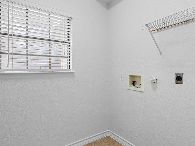 10808 Dedeke Dr — Photo 24