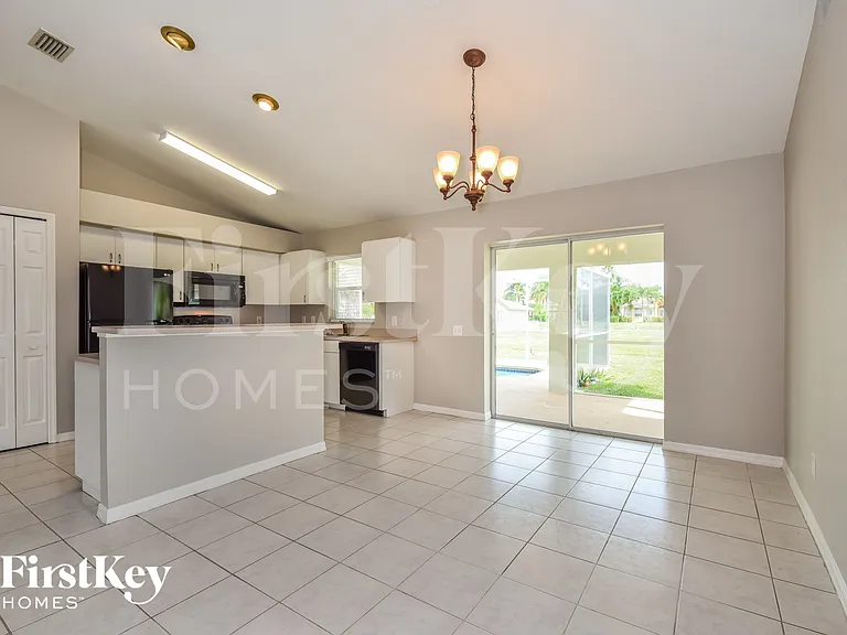 4829 SW 24th Ave — Photo 5