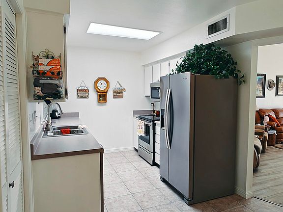 4th image of 10015 W Lancaster Dr