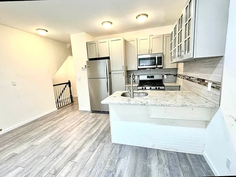 25-48 33rd St #B — Photo 4