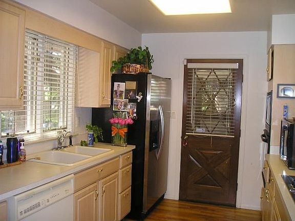 Modern kitchen with eat-in breakfast nook