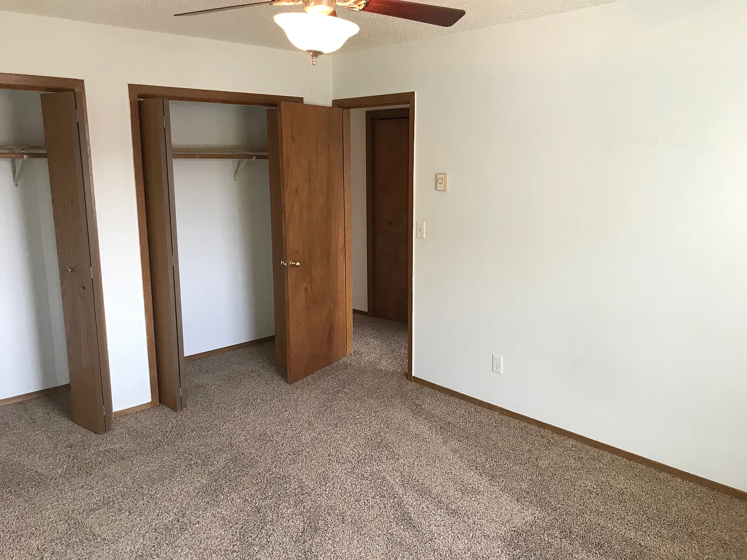 2BR/1BA with detached 1-car garage and FENCE! — Photo 4