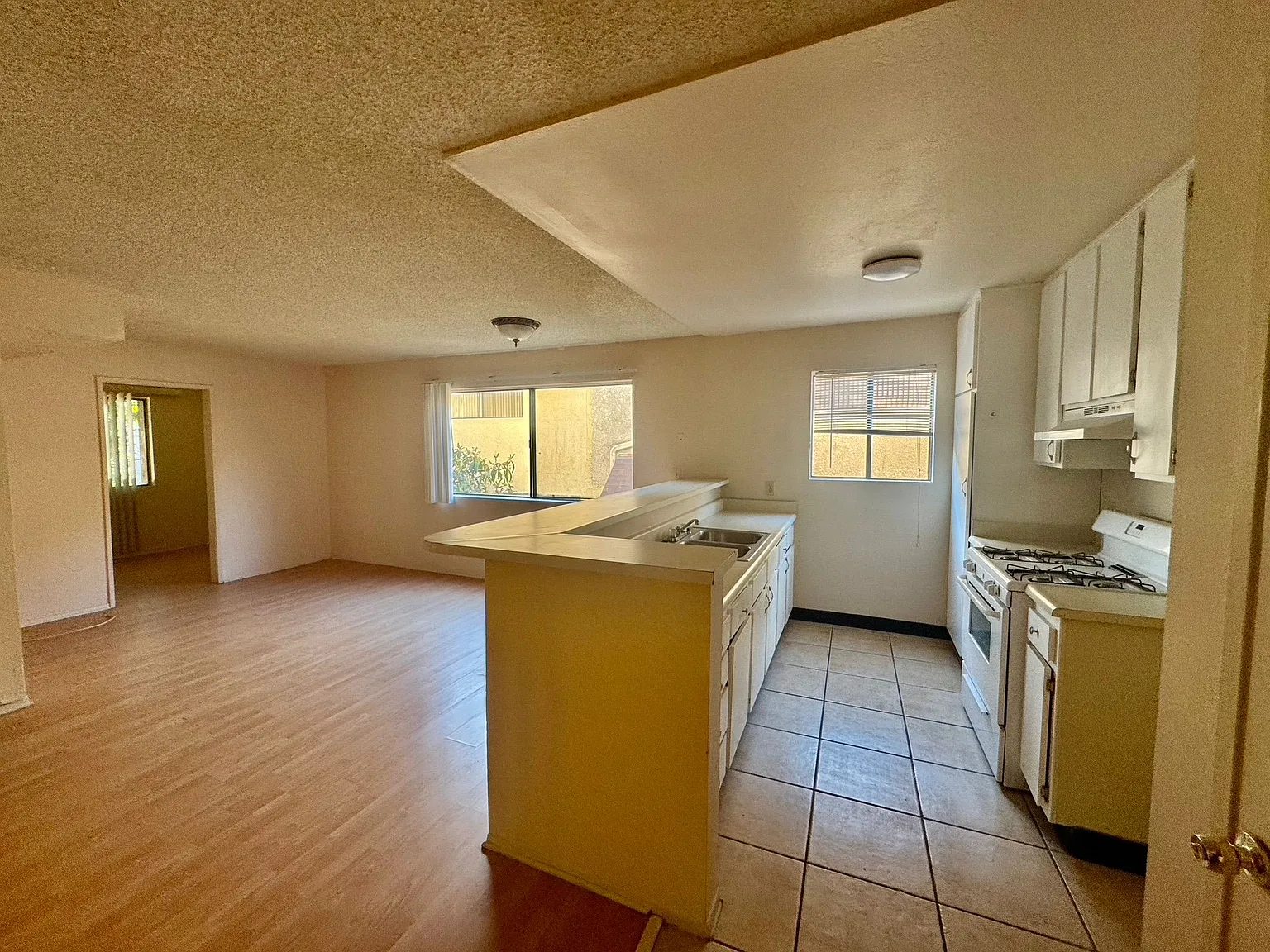 2 bed, 850 sqft, $2,700 — Photo 3
