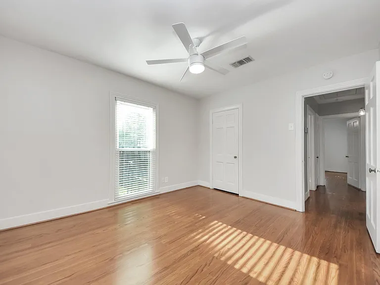 843 W 41st St — Photo 29