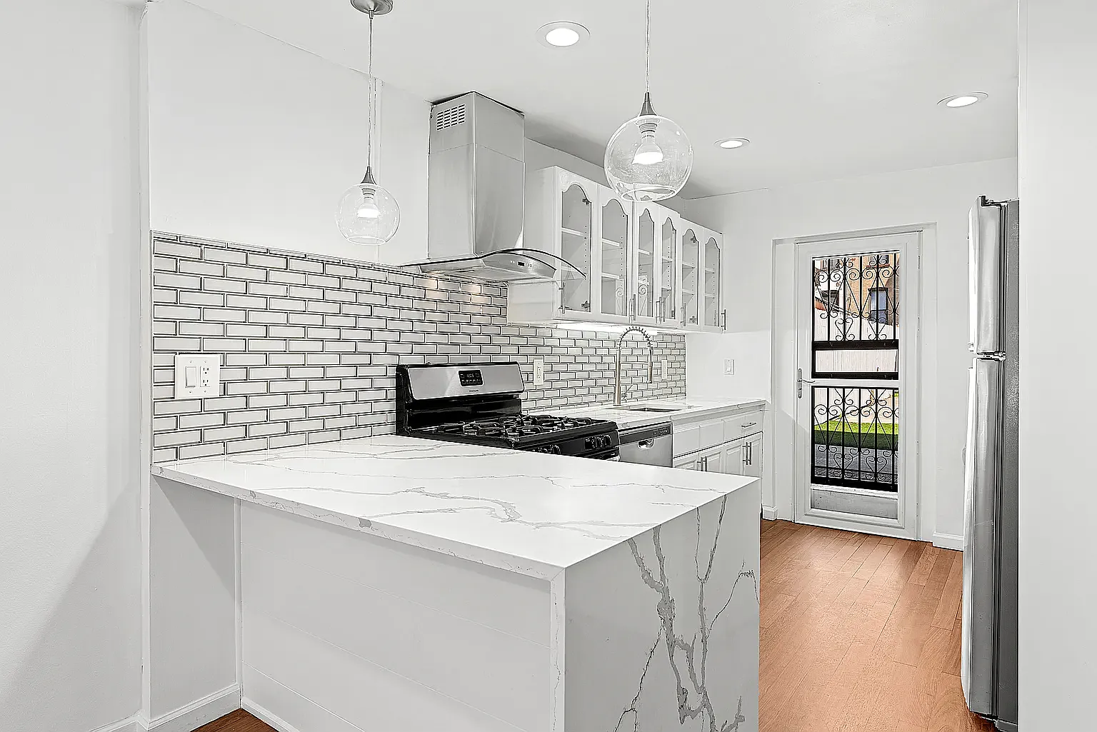 693 De Graw Street — Photo 2