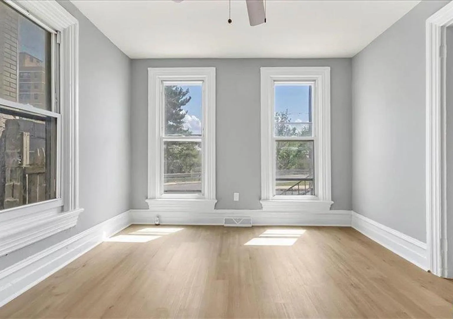 Beautifully updated 3-bedroom home in Allentown, PA, offering spacious living with modern finishes. — Photo 4