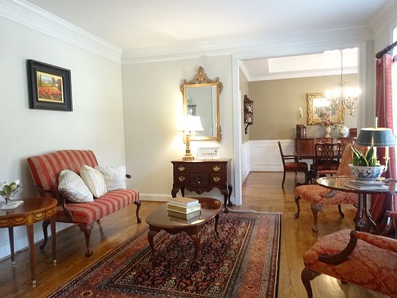 Living rm flows in dining rm