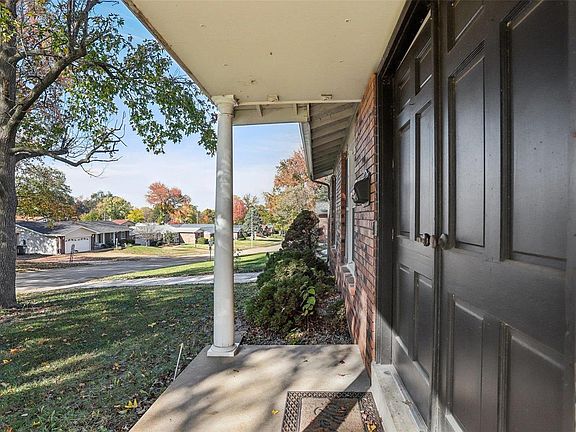 2nd image of 610 Meadowgrass Dr