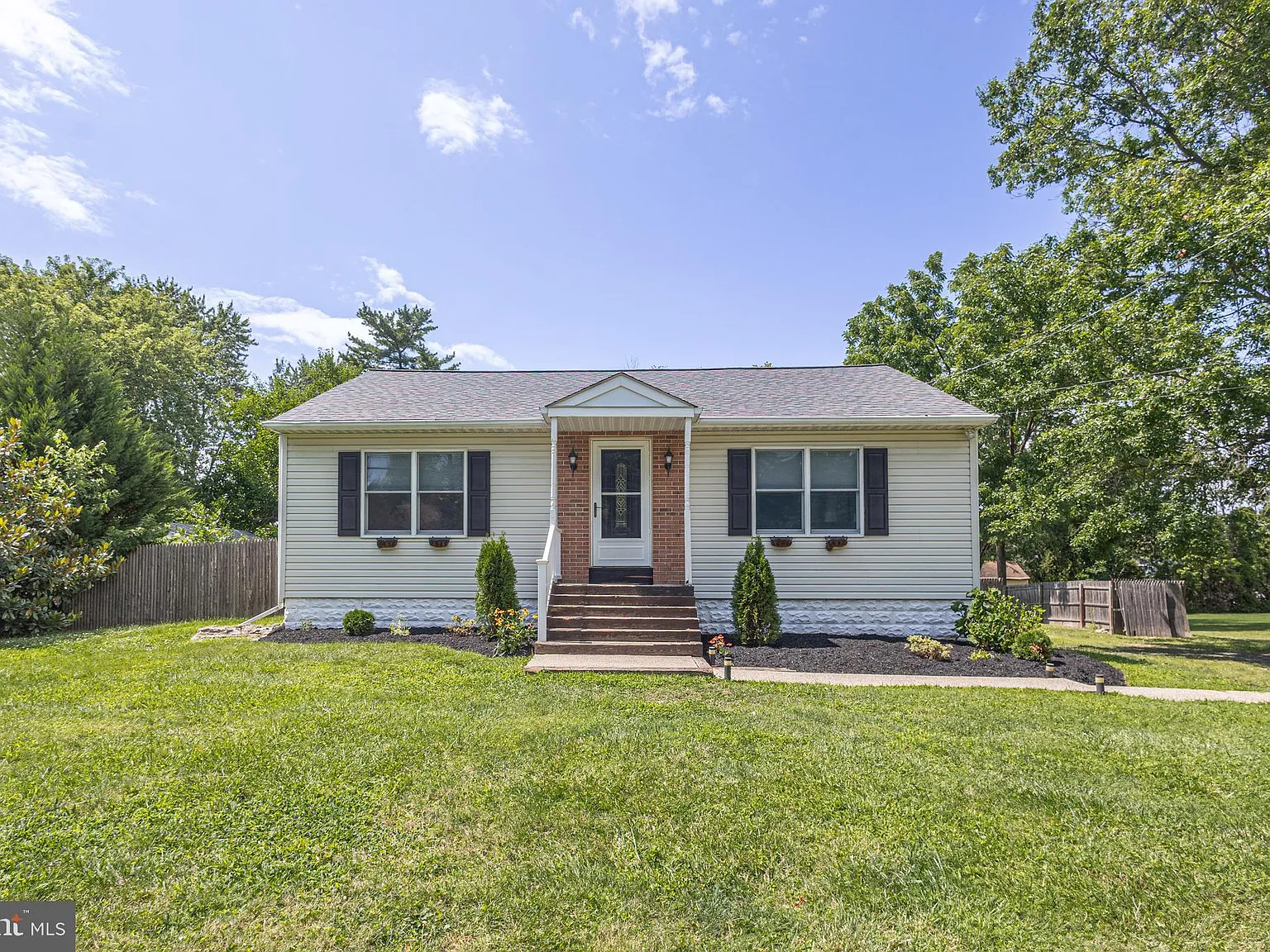 3 bed, 936 sqft, $3,200 — Photo 2