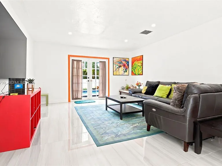 1222 Hollywood Blvd — Photo 11
