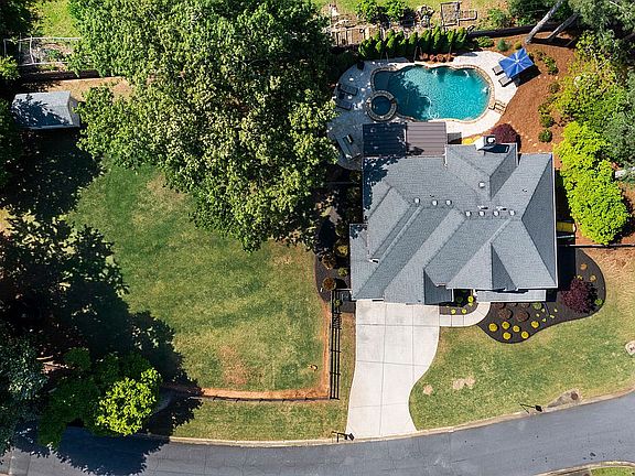 2nd image of 2868 Pauls Way