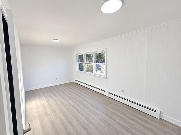 2nd image of 403 Glenn Rd