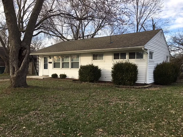 4582 Grimsby Rd photo 1