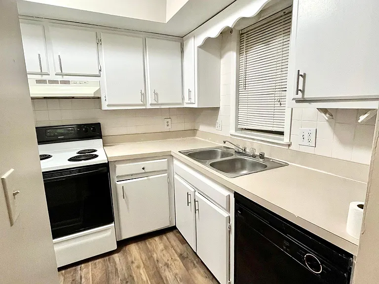 573 Delzan Pl — Photo 2